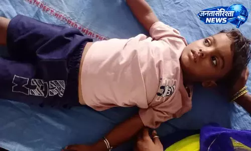 खाने की नली में फंसा सिक्का निकाला, डॉक्टरों ने बचाई मासूम की जान खाने की नली में फंसा सिक्का निकाला, डॉक्टरों ने बचाई मासूम की जान