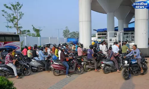 जुलाई के पहले पखवाड़े में पेट्रोल-डीजल की बिक्री में तेज उछाल, कम बारिश से बढ़ी मांग जुलाई के पहले पखवाड़े में पेट्रोल-डीजल की बिक्री में तेज उछाल, कम बारिश से बढ़ी मांग