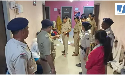 एक साथ कई होटलों में छापेमारी, मचा हड़कंप, दूसरे राज्यों की थीं युवतियां