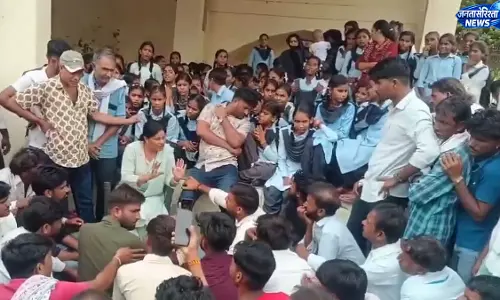 राजस्थान स्कूल विवाद: छात्राओं से जांच का आरोप, महिला शिक्षक निलंबित राजस्थान स्कूल विवाद: छात्राओं से जांच का आरोप, महिला शिक्षक निलंबित