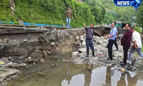 मूसलाधार बारिश का कहर, 7वें मील इलाके में 200 मीटर सड़क ध्वस्त, घरों पर भी संकट मूसलाधार बारिश का कहर, 7वें मील इलाके में 200 मीटर सड़क ध्वस्त, घरों पर भी संकट