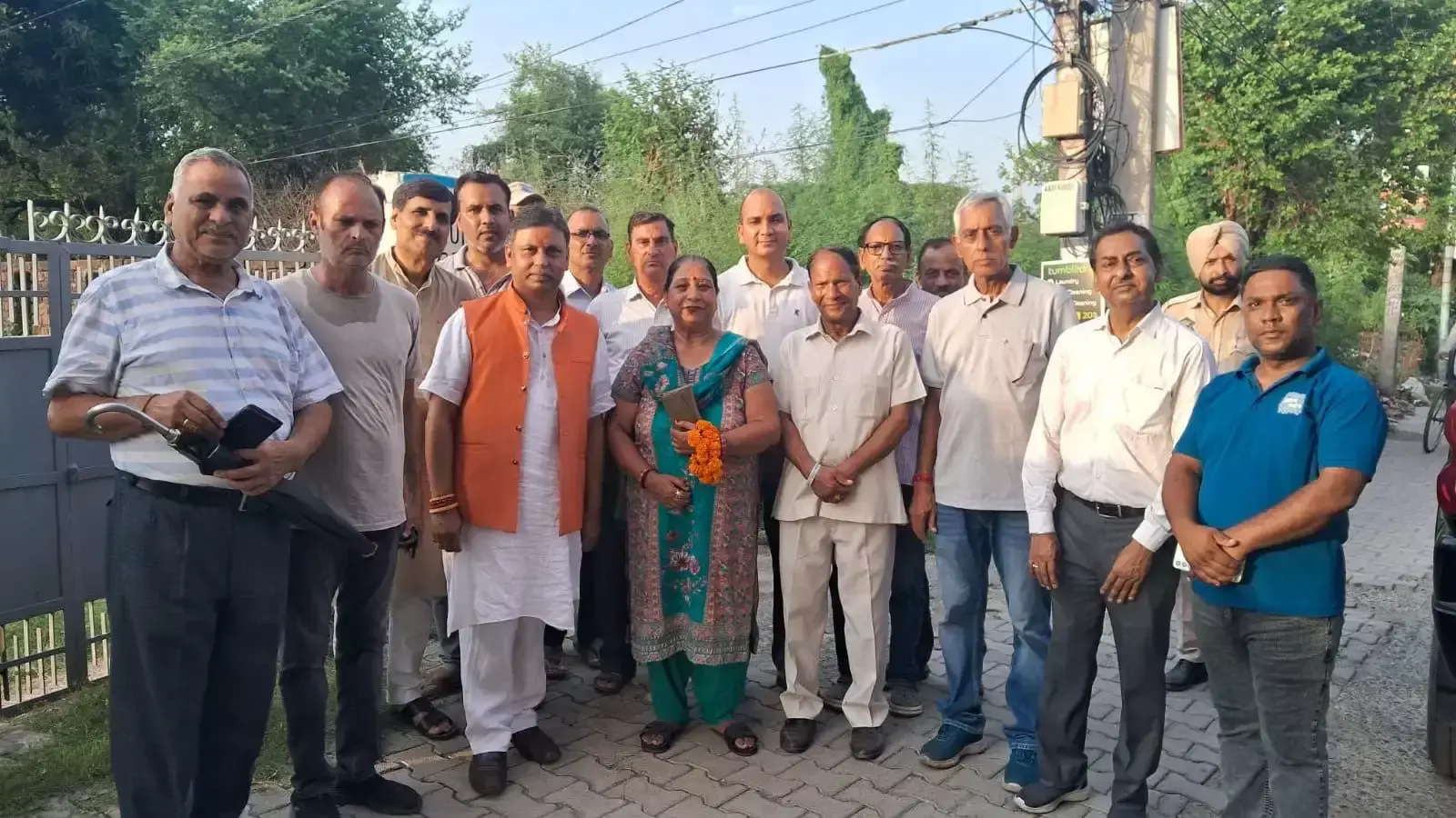 Kathua: जनता के बीच पहुंचे विधायक डॉ. भारत भूषण, समस्याओं के समाधान का दिया भरोसा Kathua: जनता के बीच पहुंचे विधायक डॉ. भारत भूषण, समस्याओं के समाधान का दिया भरोसा