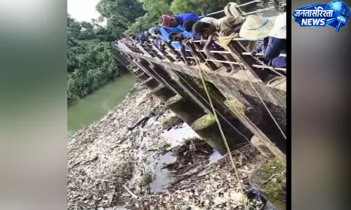 कीरनल्लूर न्यू कट की सफाई में जुटे ट्रॉमा केयर कार्यकर्ता कीरनल्लूर न्यू कट की सफाई में जुटे ट्रॉमा केयर कार्यकर्ता