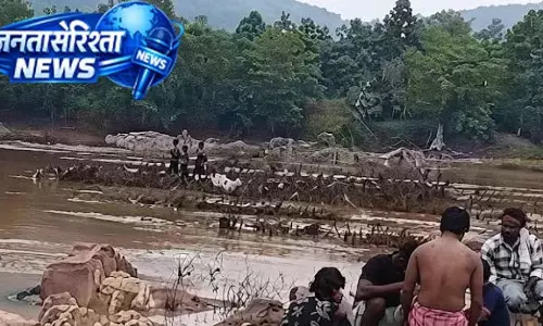 चोरी के आरोप में उग्र भीड़ ने घेरा, जान बचाने नदी में कूदे युवक की मौत चोरी के आरोप में उग्र भीड़ ने घेरा, जान बचाने नदी में कूदे युवक की मौत