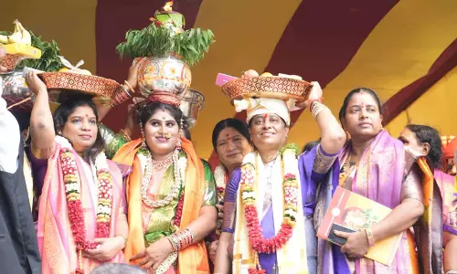 गोलकोंडा किले में शुरू हुआ बोनालू महोत्सव 2026, श्रद्धालुओं में दिखा भारी उत्साह गोलकोंडा किले में शुरू हुआ बोनालू महोत्सव 2026, श्रद्धालुओं में दिखा भारी उत्साह