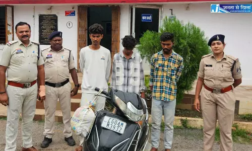 रायपुरा वाटर पार्क के पास गांजा तस्कर पकड़ाए, एक्टिवा जब्त रायपुरा वाटर पार्क के पास गांजा तस्कर पकड़ाए, एक्टिवा जब्त