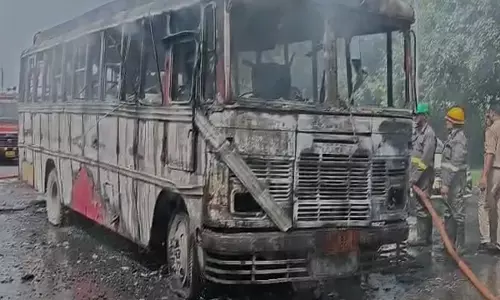 Highway  पर बड़ा हादसा टला, सीएनजी बस जलकर राख