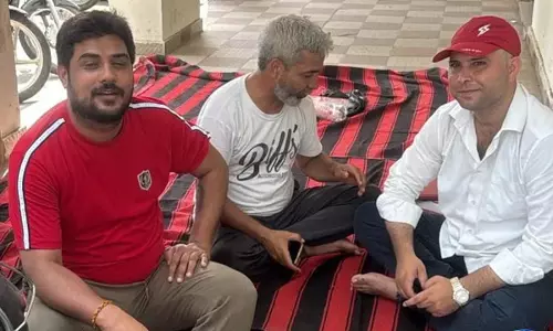 Colony  का गेट बंद होने से नाराज लोग पहुंचे कलेक्ट्रेट, उठाई आवाज
