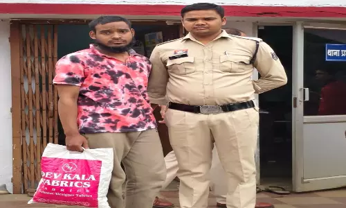RRB ऑनलाइन परीक्षा में मोबाइल से नकल करते अभ्यर्थी गिरफ्तार