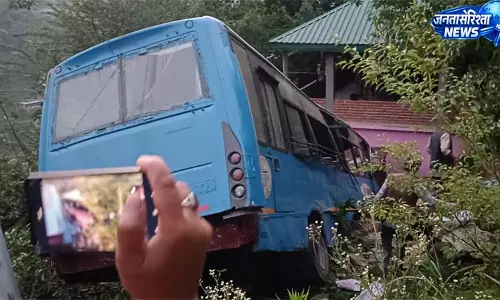 रामपुर में HRTC बस खाई में गिरी, कंडक्टर समेत 2 लोगों की मौत रामपुर में HRTC बस खाई में गिरी, कंडक्टर समेत 2 लोगों की मौत