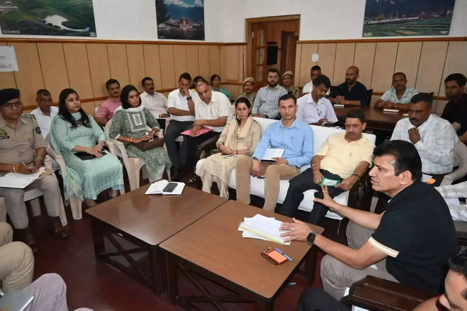 Mandi: बारिश से संभावित आपदाओं पर प्रभावी रणनीति बनाने के लिए बैठक Mandi: बारिश से संभावित आपदाओं पर प्रभावी रणनीति बनाने के लिए बैठक