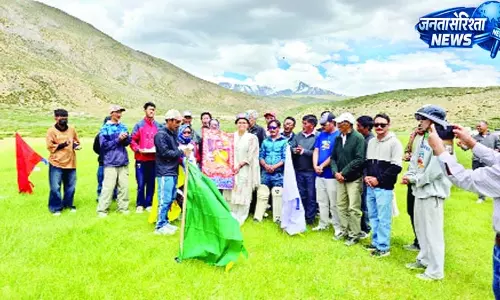 विधायक अनुराधा राणा ने थामा बल्ला विधायक अनुराधा राणा ने थामा बल्ला