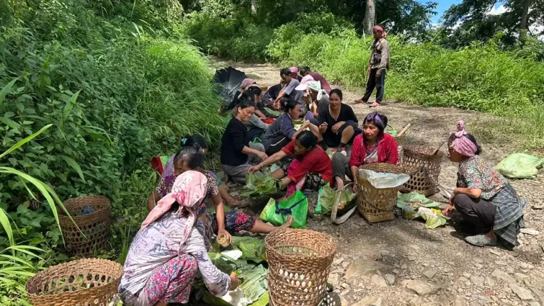 हुमत्सो के गांववाले रास्ते साफ करने की परंपरा को कायम रखते