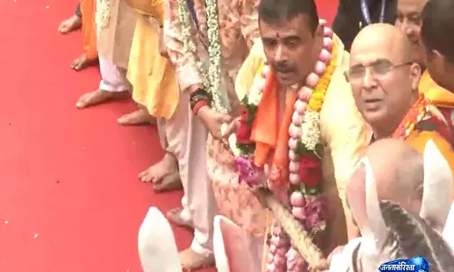 रथ यात्रा: CM सुवेंदु अधिकारी ने सोने की झाड़ू से साफ किया रास्ता, खींची भगवान जगन्नाथ के रथ की रस्सी रथ यात्रा: CM सुवेंदु अधिकारी ने सोने की झाड़ू से साफ किया रास्ता, खींची भगवान जगन्नाथ के रथ की रस्सी