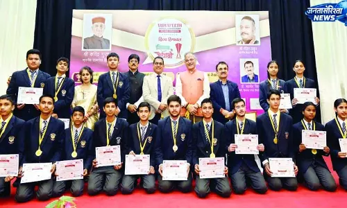 राज्यपाल के हाथों सम्मान पाकर खिल उठे शिमला के मेधावी राज्यपाल के हाथों सम्मान पाकर खिल उठे शिमला के मेधावी