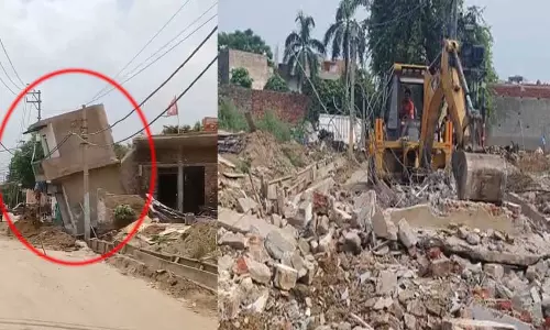 LIVE वीडियो: नाले की खुदाई के दौरान बड़ा हादसा, निर्माणाधीन दो मंजिला मकान और दुकान गिरे LIVE वीडियो: नाले की खुदाई के दौरान बड़ा हादसा, निर्माणाधीन दो मंजिला मकान और दुकान गिरे