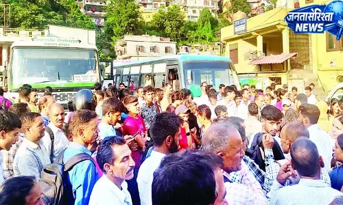 चंबा बस अड्डे पर हंगामा, ग्रामीणों ने किया चक्का जाम चंबा बस अड्डे पर हंगामा, ग्रामीणों ने किया चक्का जाम