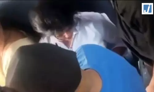 महिला यात्री ने किया चलती ट्रेन में महिला TTE पर हमला, एक्शन में RPF और GRP महिला यात्री ने किया चलती ट्रेन में महिला TTE पर हमला, एक्शन में RPF और GRP