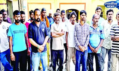 टाइम पर सैलरी नहीं मिली, सडक़ पर उतरे सफाई कर्मचारी टाइम पर सैलरी नहीं मिली, सडक़ पर उतरे सफाई कर्मचारी