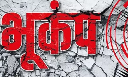 कच्छ में दो मिनट के अंतराल पर भूकंप के दो झटके, डर के कारण घरों से बाहर निकले लोग कच्छ में दो मिनट के अंतराल पर भूकंप के दो झटके, डर के कारण घरों से बाहर निकले लोग