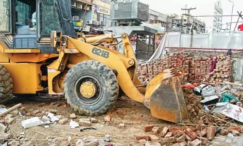 Jammu: अखनूर में अतिक्रमण हटाने को लेकर प्रशासन और विक्रेताओं में टकराव Jammu: अखनूर में अतिक्रमण हटाने को लेकर प्रशासन और विक्रेताओं में टकराव
