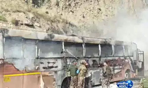J-K: रामबन में टायर फटने के बाद यात्री बस में आग लगी, किसी के हताहत होने की खबर नहीं J-K: रामबन में टायर फटने के बाद यात्री बस में आग लगी, किसी के हताहत होने की खबर नहीं