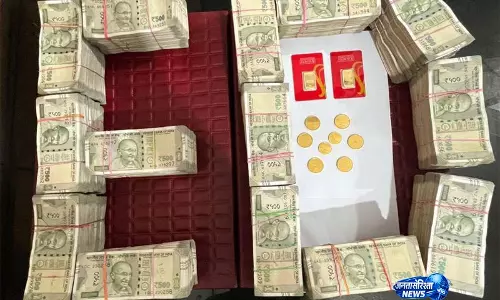 ED की रेड से मचा हड़कंप: हावड़ा के मदरसे से लाखों का कैश और सोने के सिक्के बरामद, जांच जारी ED की रेड से मचा हड़कंप: हावड़ा के मदरसे से लाखों का कैश और सोने के सिक्के बरामद, जांच जारी