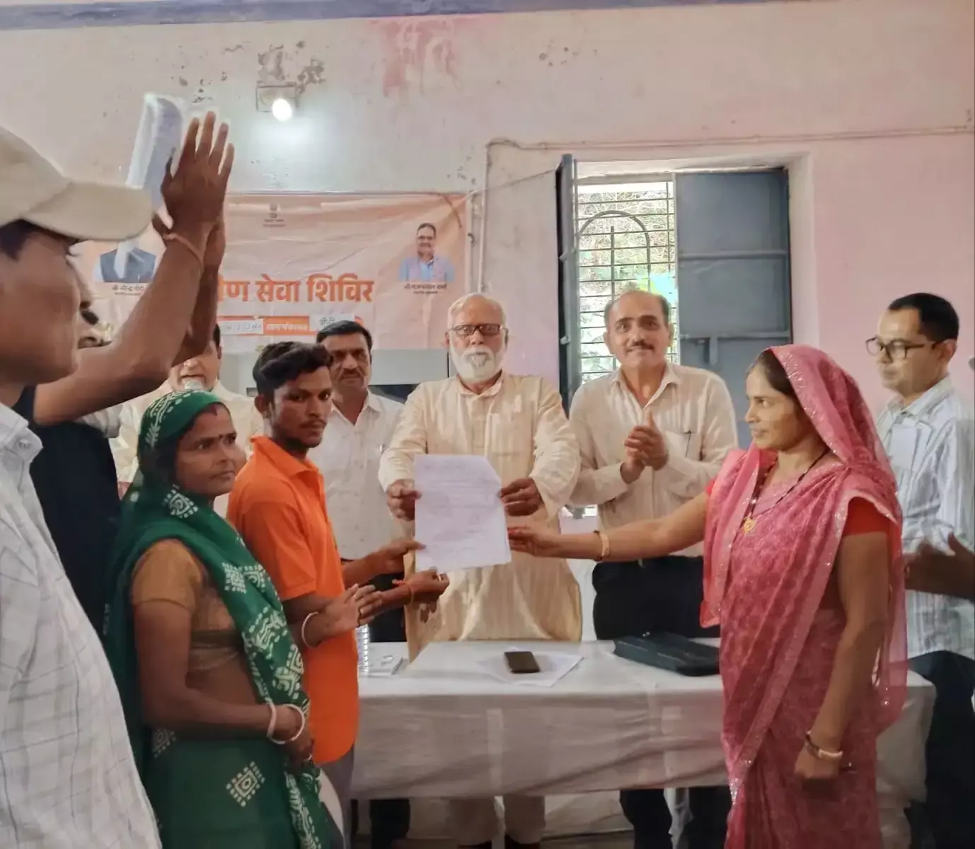 Dungarpur: भूमिहीन सफाईकर्मी परिवार को सरकार की बड़ी सौगात, मिला निःशुल्क भूखंड Dungarpur: भूमिहीन सफाईकर्मी परिवार को सरकार की बड़ी सौगात, मिला निःशुल्क भूखंड
