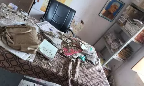 Dungarpur: स्कूल कार्यालय की छत से गिरा प्लास्टर, दो शिक्षक गंभीर रूप से घायल Dungarpur: स्कूल कार्यालय की छत से गिरा प्लास्टर, दो शिक्षक गंभीर रूप से घायल