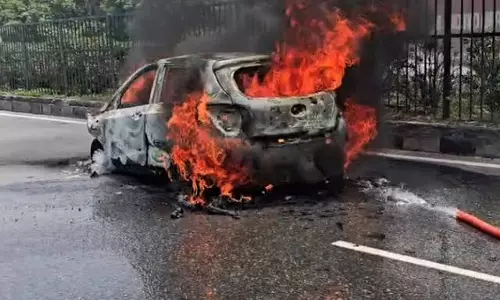 Gurugram: चलती कार में लगी भीषण आग, दिल्ली-जयपुर हाईवे पर अफरा-तफरी Gurugram: चलती कार में लगी भीषण आग, दिल्ली-जयपुर हाईवे पर अफरा-तफरी