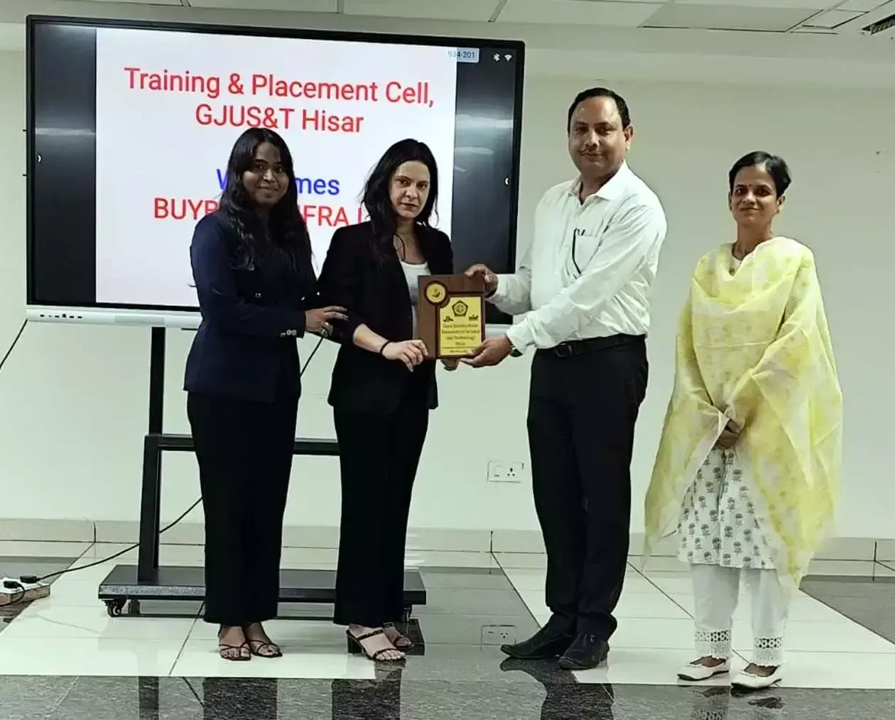 Hisar: गुरु जम्भेश्वर विश्वविद्यालय के एमबीए विद्यार्थियों को मिला करियर अवसर Hisar: गुरु जम्भेश्वर विश्वविद्यालय के एमबीए विद्यार्थियों को मिला करियर अवसर