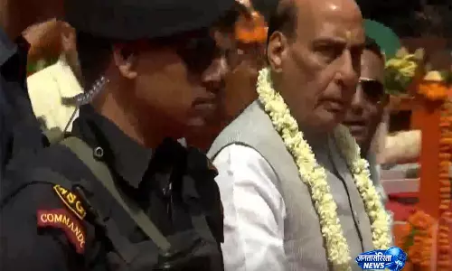 New Delhi: रक्षा मंत्री राजनाथ सिंह ने त्यागराज नगर में रथ यात्रा में हिस्सा लिया