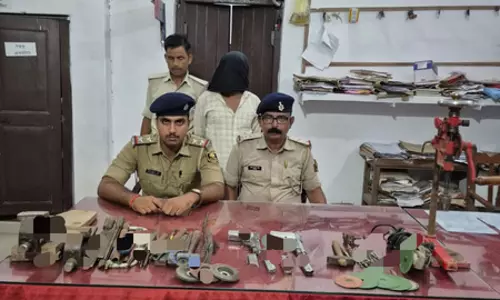 अवैध हथियार फैक्ट्री का भंडाफोड़, दो देसी पिस्टल समेत भारी मात्रा में सामान बरामद
