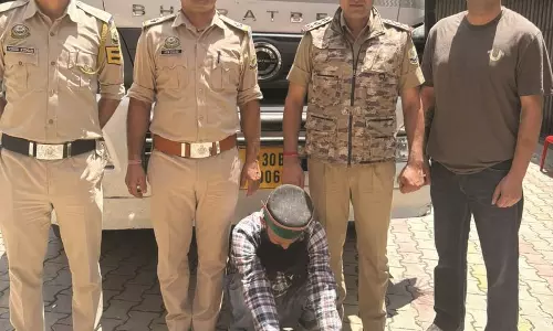 Kullu: सोलंगनाला में आबकारी कार्रवाई, अवैध शराब से भरा ट्रक पकड़ा
