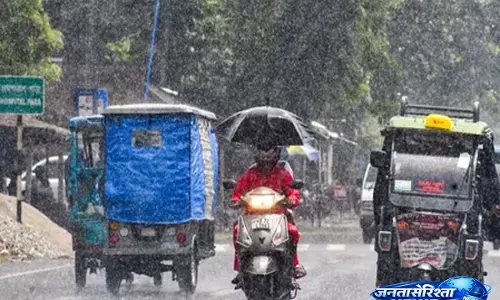 Weather ने बदला मिजाज, तेज हवाओं और बिजली गिरने की चेतावनी जारी Weather ने बदला मिजाज, तेज हवाओं और बिजली गिरने की चेतावनी जारी