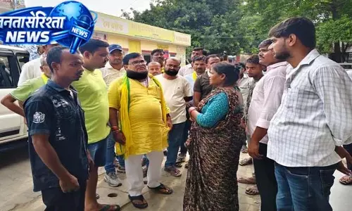 ई-रिक्शा-बाइक भिड़ंत में गर्भवती महिला की मौत ई-रिक्शा-बाइक भिड़ंत में गर्भवती महिला की मौत
