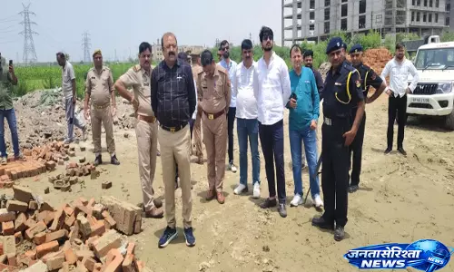 Jhatta गांव में नोएडा प्राधिकरण की कार्रवाई, अवैध निर्माणों पर चला बुलडोजर Jhatta गांव में नोएडा प्राधिकरण की कार्रवाई, अवैध निर्माणों पर चला बुलडोजर