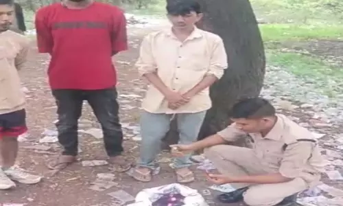 दुर्ग में अवैध शराब बिक्री करते युवक गिरफ्तार दुर्ग में अवैध शराब बिक्री करते युवक गिरफ्तार