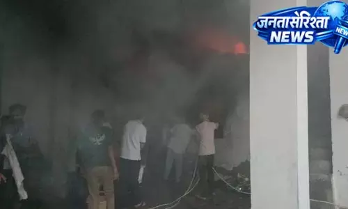 पंचकूला अग्निकांड: लाखों का माल जला, घंटों मशक्कत के बाद काबू पंचकूला अग्निकांड: लाखों का माल जला, घंटों मशक्कत के बाद काबू