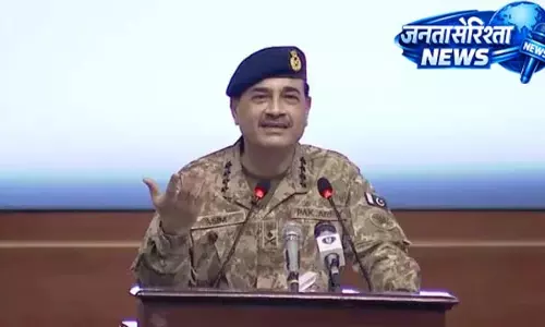 वर्दी या राजनीति? मुनीर को मिली चुनौती वर्दी या राजनीति? मुनीर को मिली चुनौती