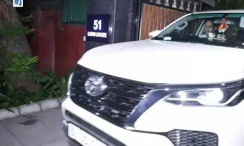 सिद्धारमैया और बीके हरिप्रसाद केसी वेणुगोपाल के आवास से रवाना सिद्धारमैया और बीके हरिप्रसाद केसी वेणुगोपाल के आवास से रवाना