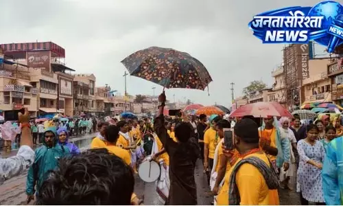 बारिश में छाते-रेनकोट की बंपर बिक्री, 5 करोड़ का कारोबार बारिश में छाते-रेनकोट की बंपर बिक्री, 5 करोड़ का कारोबार