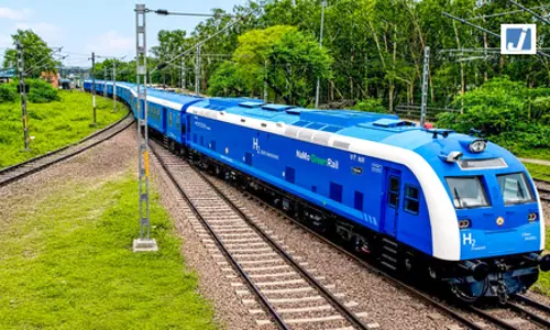 पटरी पर दौड़ने को तैयार देश की पहली हाइड्रोजन फ्यूल सेल ट्रेन पटरी पर दौड़ने को तैयार देश की पहली हाइड्रोजन फ्यूल सेल ट्रेन