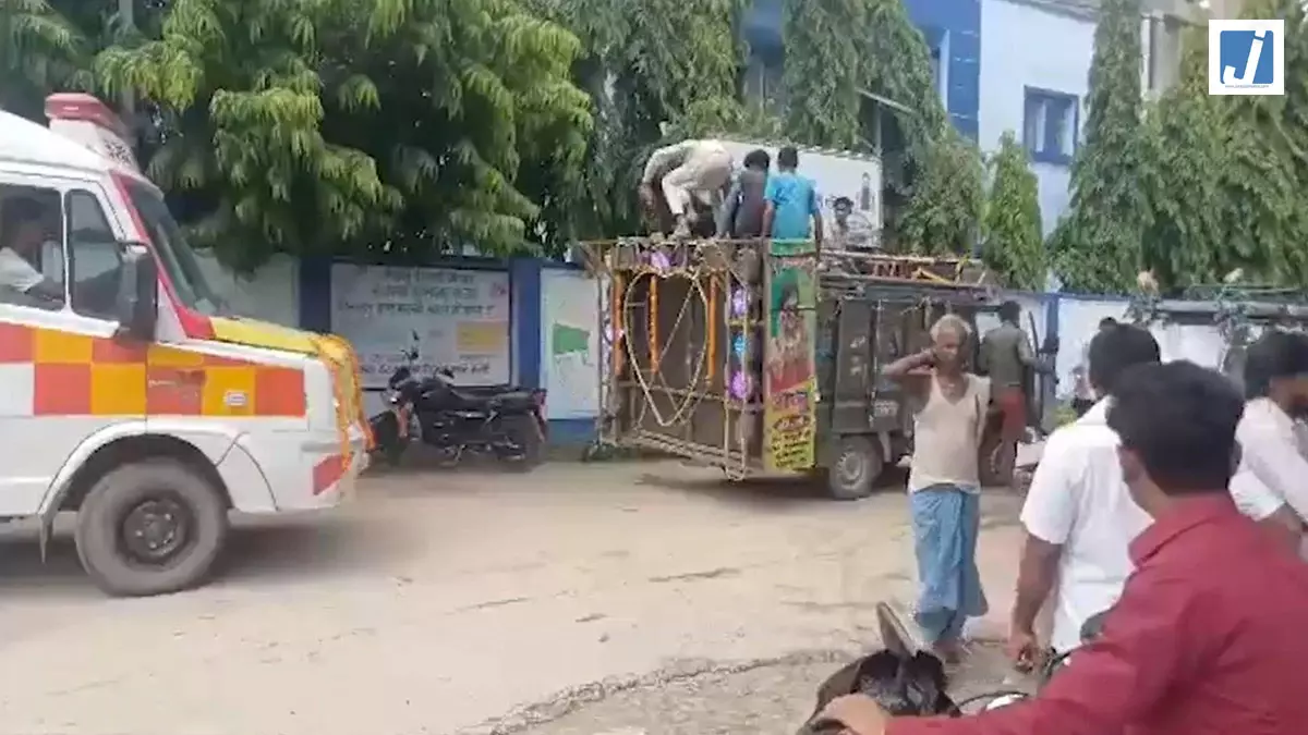 सशक्त संदेश: बेटी के जन्म का अनोखा जश्न...पांच भाइयों में से किसी के घर नहीं थी बेटी सशक्त संदेश: बेटी के जन्म का अनोखा जश्न...पांच भाइयों में से किसी के घर नहीं थी बेटी