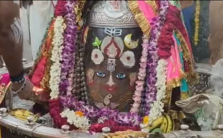 चंद्रमा, बेलपत्र, वैष्णव तिलक और त्रिपुंड से सजे बाबा महाकाल, भस्म आरती में बड़ी संख्या में शामिल हुए श्रद्धालु