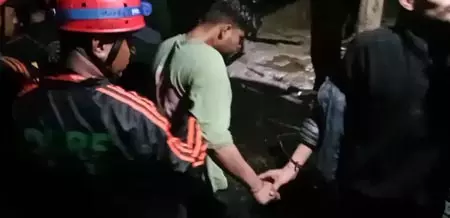 उत्तराखंड: गौरीकुंड के पास खाई में गिरा युवक, कड़ी मशक्कत के बाद रेस्क्यू टीमों ने बचाया उत्तराखंड: गौरीकुंड के पास खाई में गिरा युवक, कड़ी मशक्कत के बाद रेस्क्यू टीमों ने बचाया