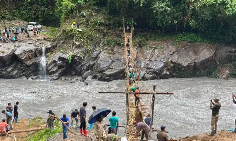 Arunachal में बाढ़ का कहर, टूटा पुल फिर बहाल हुई कनेक्टिविटी Arunachal में बाढ़ का कहर, टूटा पुल फिर बहाल हुई कनेक्टिविटी