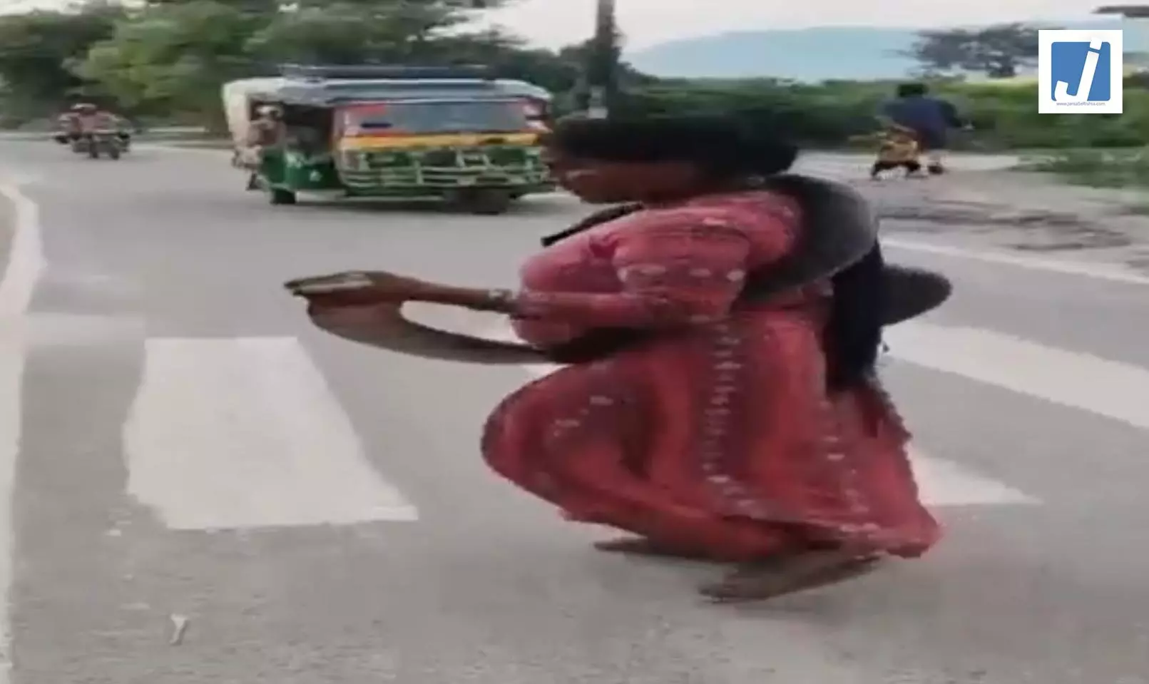 OMG! घर में 10 फीट लंबा जहरीला किंग कोबरा, उसके बाद... OMG! घर में 10 फीट लंबा जहरीला किंग कोबरा, उसके बाद...