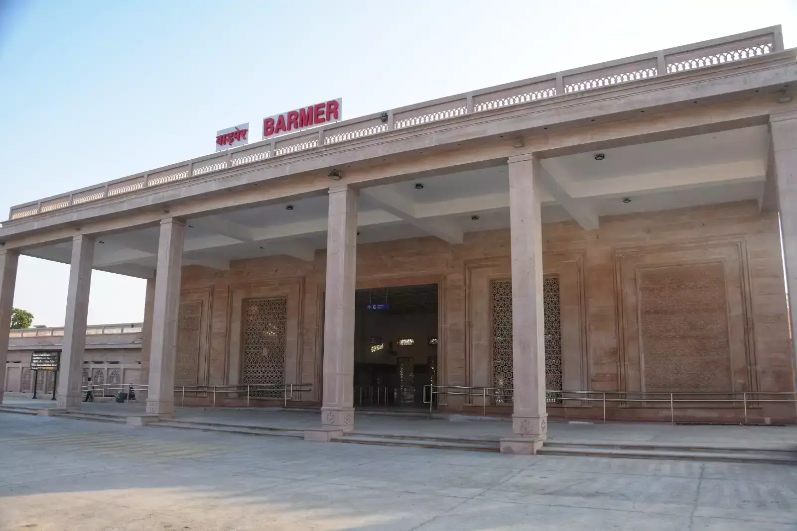 Jaipur: अमृत भारत स्टेशन योजना में बाड़मेर रेलवे स्टेशन का हुआ कायाकल्प Jaipur: अमृत भारत स्टेशन योजना में बाड़मेर रेलवे स्टेशन का हुआ कायाकल्प