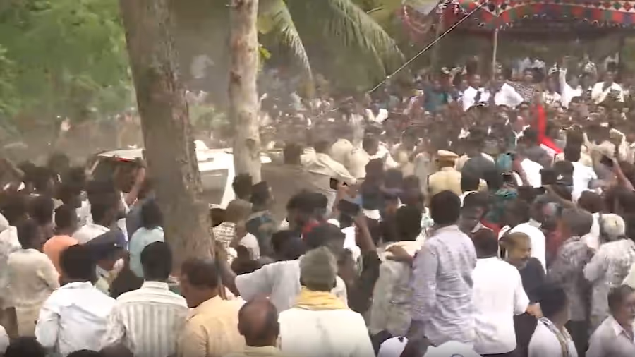 पुलिस से धक्का-मुक्की करना YSRCP नेता को पड़ा भारी, दर्ज हुआ मुकदमा पुलिस से धक्का-मुक्की करना YSRCP नेता को पड़ा भारी, दर्ज हुआ मुकदमा